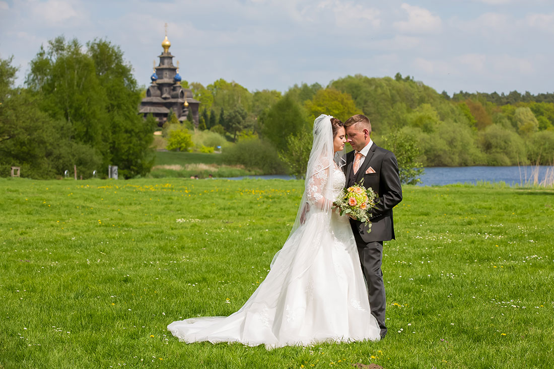 Hochzeit-in-Schloss-Gifhorn-Schlosspark-Shooting-Best-of-sinnlich-Liebe-Feld-am-See-Brautpaar-wedding-Sergej-Metzger-Hochzeitsvideo-Hannover-Fotograf-Hildesheim