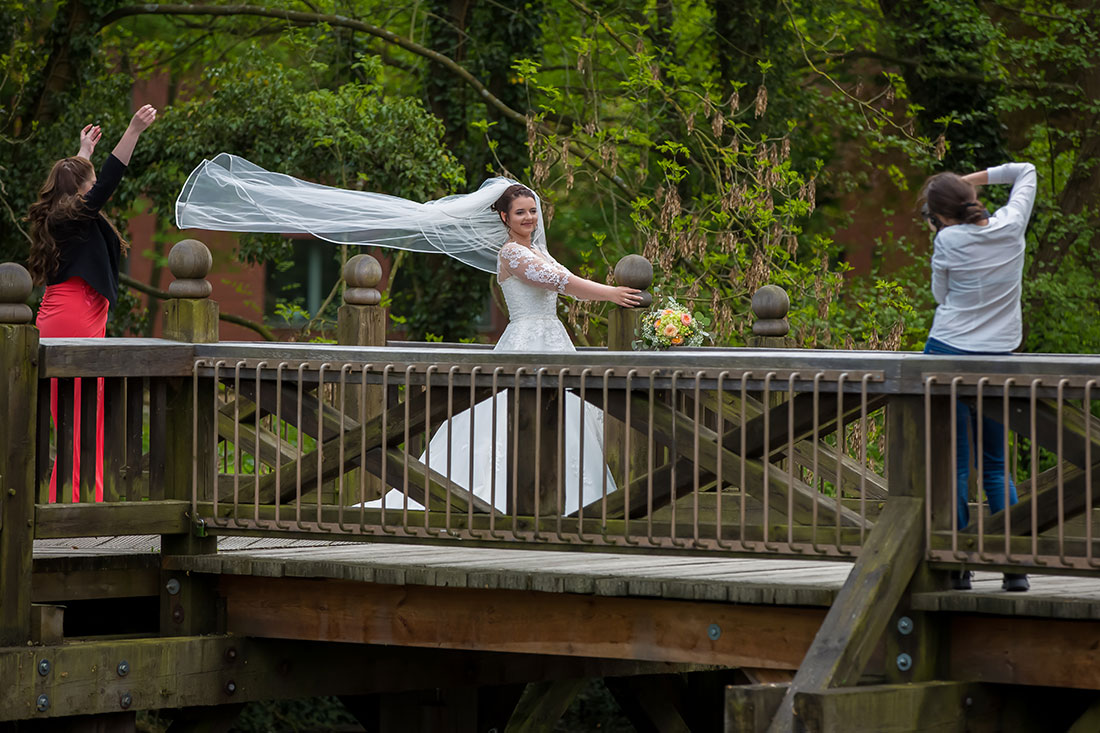 Hochzeit-in-Schloss-Gifhorn-Schlosspark-Shooting-Braut-Schleier-fliegt-Making-of-hinter-den-Kulisen-Sergej-Metzger-Hochzeitsvideo-Hannover-Fotograf-Hildesheim