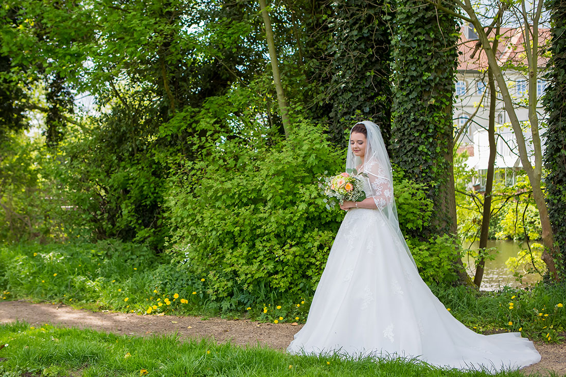 Hochzeit-in-Schloss-Gifhorn-Schlosspark-Shooting-Brautpaar-Best-of--Waldweg-Braut-allein-wedding-Sergej-Metzger-Hochzeitsvideo-Hannover-Fotograf-Hildesheim