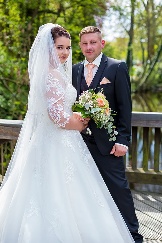 Hochzeit-in-Schloss-Gifhorn-Schlosspark-Shooting-Brautpaar-Brücke-zum-Glück-Sergej-Metzger-Hochzeitsvideo-Hannover-Fotograf-Hildesheim