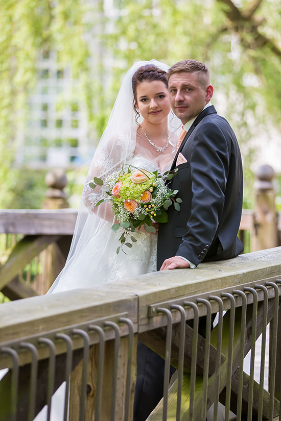 Hochzeit-in-Schloss-Gifhorn-Schlosspark-Shooting-Brautpaar-Brücke-zusammen-Geborgenheit-Sergej-Metzger-Hochzeitsvideo-Hannover-Fotograf-Hildesheim