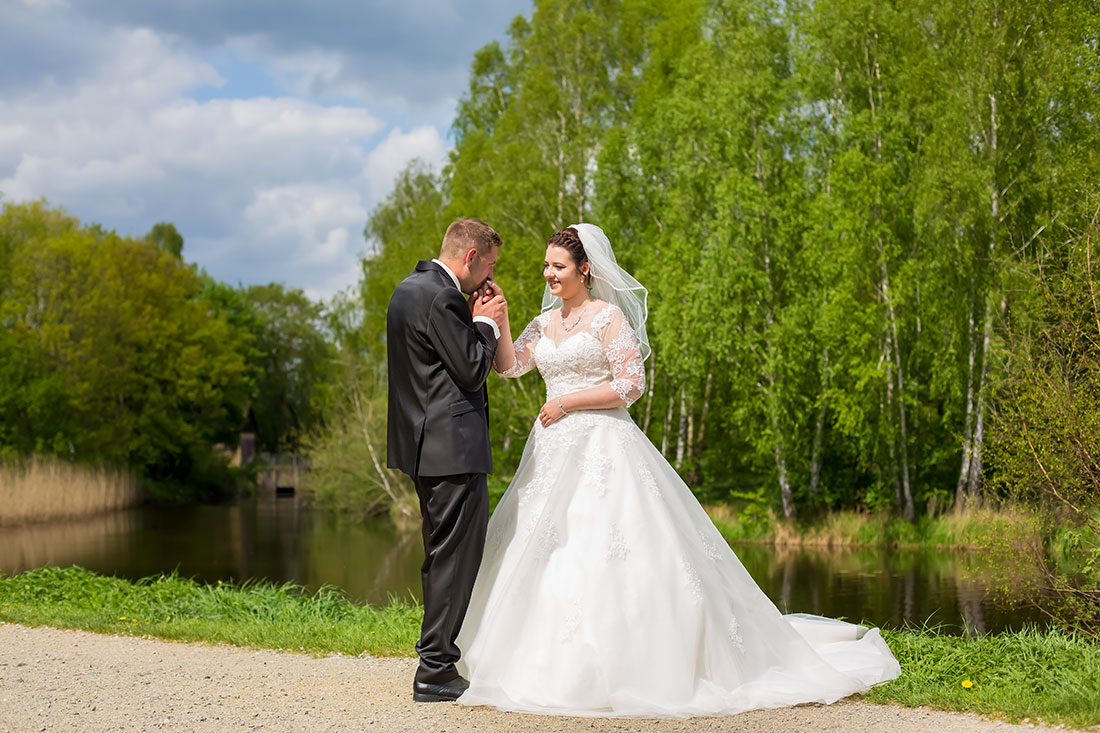 Hochzeit-in-Schloss-Gifhorn-Schlosspark-Shooting-Brautpaar-Lass-mich-deine-Hände-küssen-wedding-Sergej-Metzger-Hochzeitsvideo-Hannover-Fotograf-Hildesheim