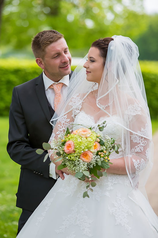 Hochzeit-in-Schloss-Gifhorn-Schlosspark-Shooting--Brautpaar-Liebe-klassisch-Sergej-Metzger-Hochzeitsvideo-Hannover-Fotograf-Hildesheim