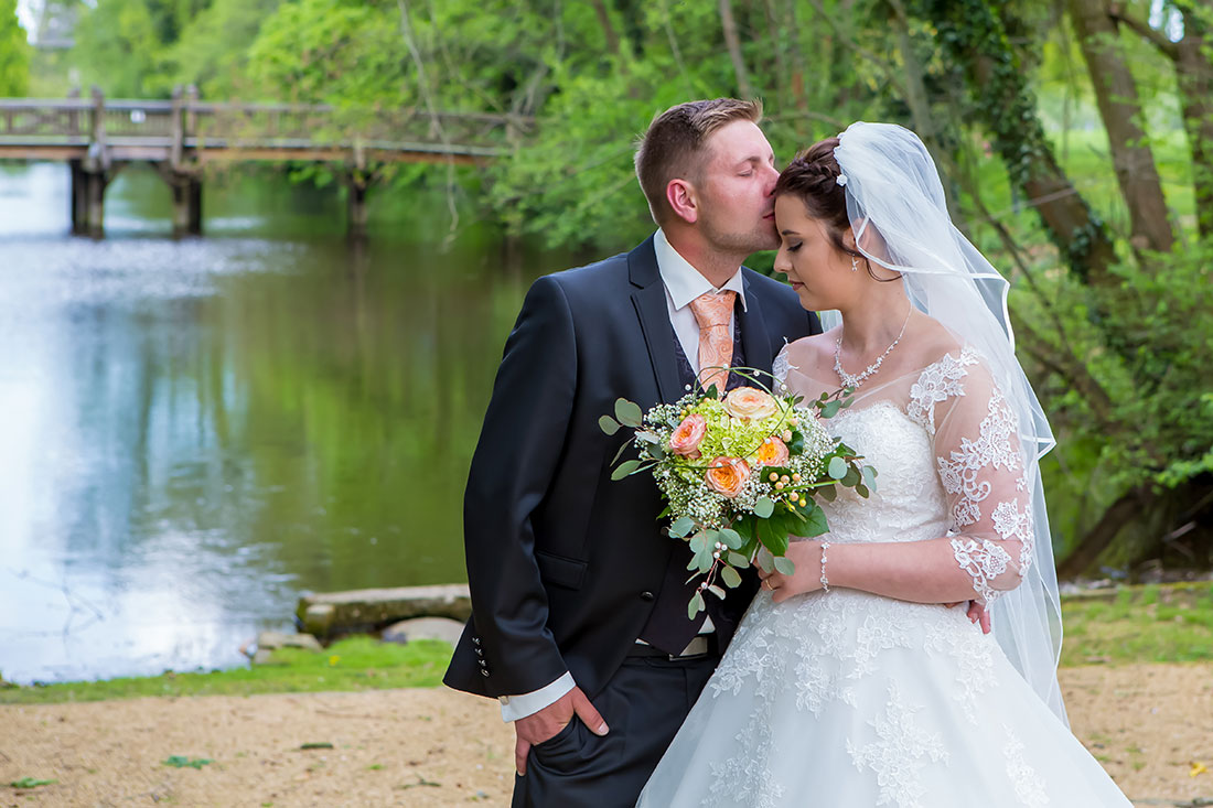 Hochzeit-in-Schloss-Gifhorn-Schlosspark-Shooting-Brautpaar-beste-Freunde-für-immer-unzertrennlich-wedding-Sergej-Metzger-Hochzeitsvideo-Hannover-Fotograf-Hildesheim