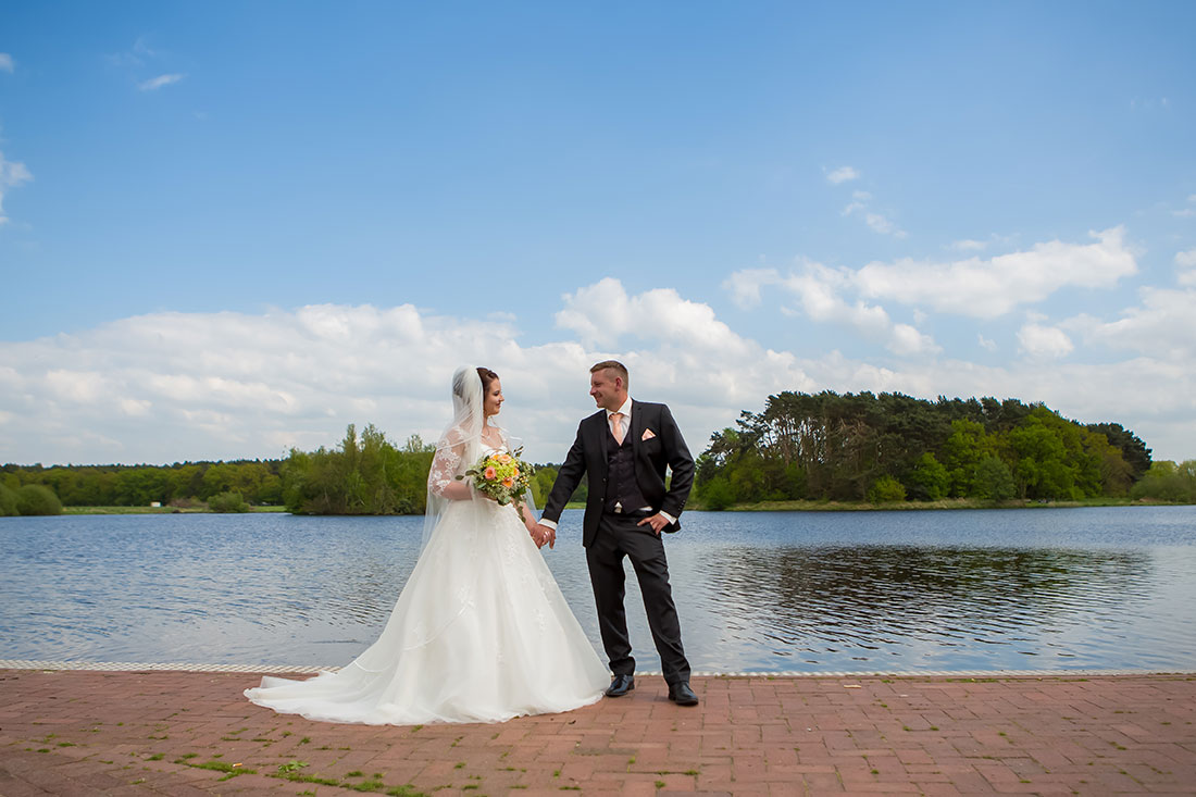 Hochzeit-in-Schloss-Gifhorn-Schlosspark-Shooting-Brautpaar-komm-mit-mir-wedding-Sergej-Metzger-Hochzeitsvideo-Hannover-Fotograf-Hildesheim