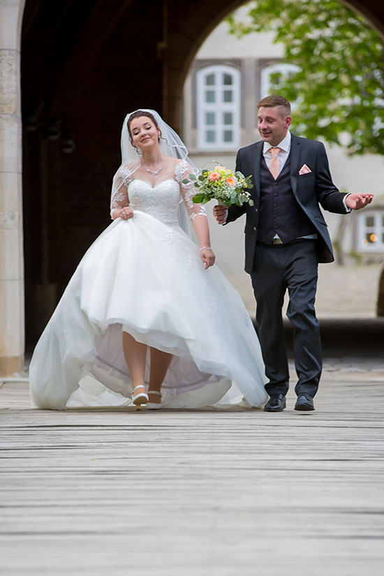 Hochzeit-in-Schloss-Gifhorn-Schlosspark-Shooting-Brautpaar-läuft-Streit-Leidenschaft-Stimmung-Sergej-Metzger-Hochzeitsvideo-Hannover-Fotograf-Hildesheim-1