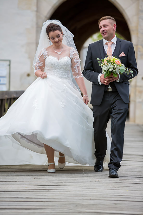 Hochzeit-in-Schloss-Gifhorn-Schlosspark-Shooting-Brautpaar-läuft-Streit-Leidenschaft-Stimmung-Sergej-Metzger-Hochzeitsvideo-Hannover-Fotograf-Hildesheim-10