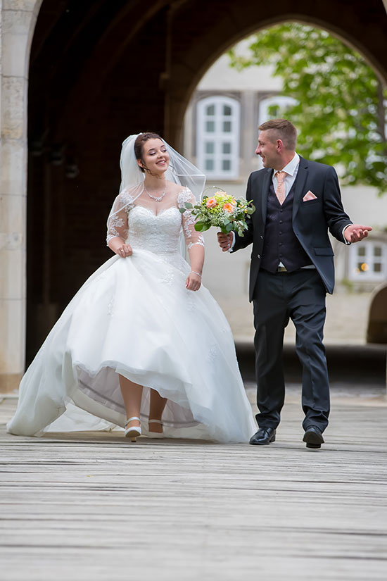 Hochzeit-in-Schloss-Gifhorn-Schlosspark-Shooting-Brautpaar-läuft-Streit-Leidenschaft-Stimmung-Sergej-Metzger-Hochzeitsvideo-Hannover-Fotograf-Hildesheim-4