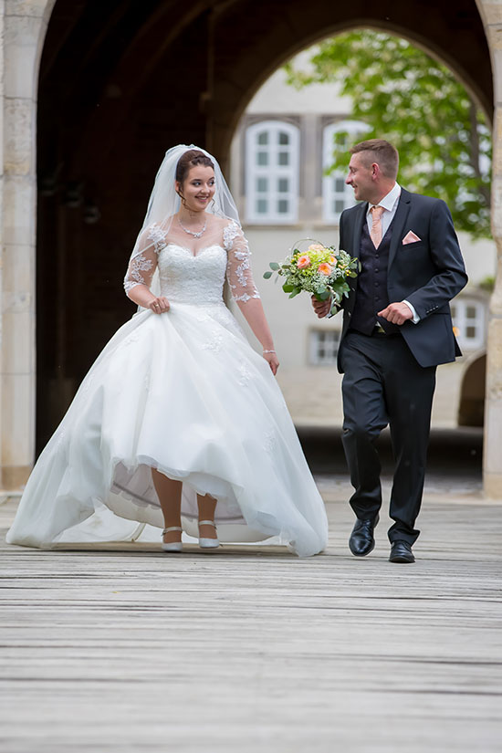 Hochzeit-in-Schloss-Gifhorn-Schlosspark-Shooting-Brautpaar-läuft-Streit-Leidenschaft-Stimmung-Sergej-Metzger-Hochzeitsvideo-Hannover-Fotograf-Hildesheim-5