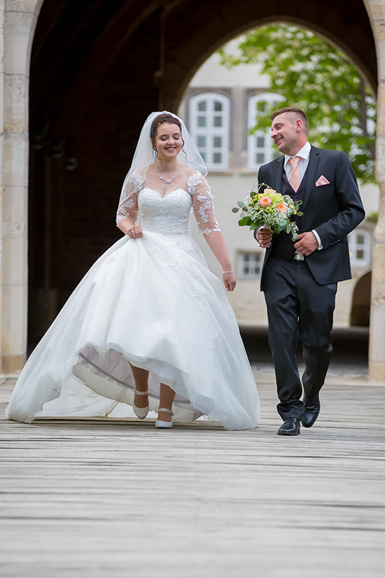 Hochzeit-in-Schloss-Gifhorn-Schlosspark-Shooting-Brautpaar-läuft-Streit-Leidenschaft-Stimmung-Sergej-Metzger-Hochzeitsvideo-Hannover-Fotograf-Hildesheim-6