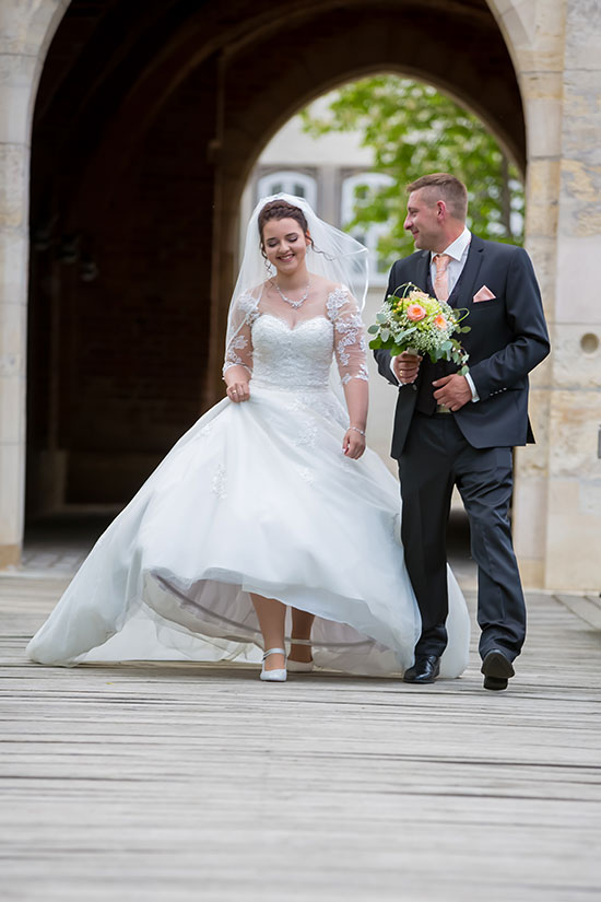 Hochzeit-in-Schloss-Gifhorn-Schlosspark-Shooting-Brautpaar-läuft-Streit-Leidenschaft-Stimmung-Sergej-Metzger-Hochzeitsvideo-Hannover-Fotograf-Hildesheim-7