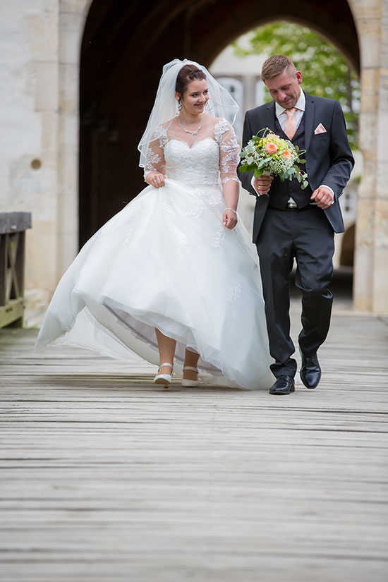 Hochzeit-in-Schloss-Gifhorn-Schlosspark-Shooting-Brautpaar-läuft-Streit-Leidenschaft-Stimmung-Sergej-Metzger-Hochzeitsvideo-Hannover-Fotograf-Hildesheim-9