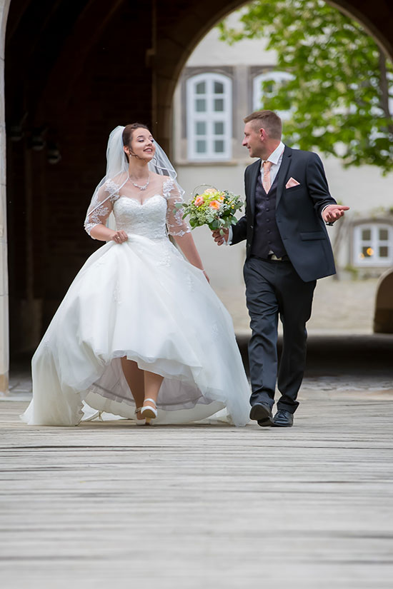 Hochzeit-in-Schloss-Gifhorn-Schlosspark-Shooting-Brautpaar-läuft-Streit-Leidenschaft-Stimmung-Sergej-Metzger-Hochzeitsvideo-Hannover-Fotograf-Hildesheim