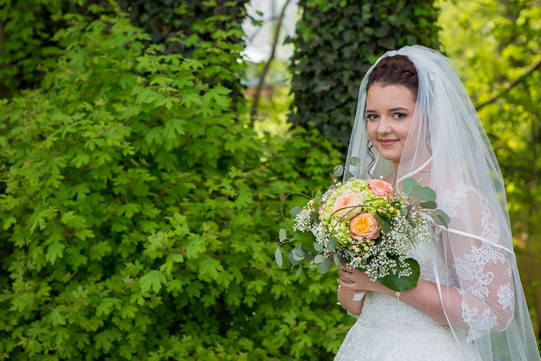 Hochzeit-in-Schloss-Gifhorn-Schlosspark-Shooting-Brautpaar-unbeschreiblich-schön-jung-wedding-Sergej-Metzger-Hochzeitsvideo-Hannover-Fotograf-Hildesheim