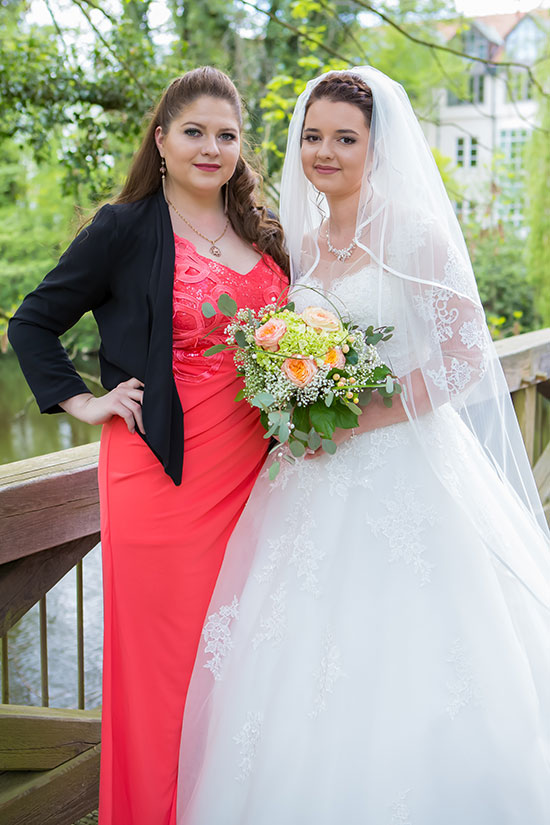 Hochzeit-in-Schloss-Gifhorn-Schlosspark-Shooting-Brautpaar-unzertrennlich-mit-Trauzeuginwedding-Sergej-Metzger-Hochzeitsvideo-Hannover-Fotograf-Hildesheim