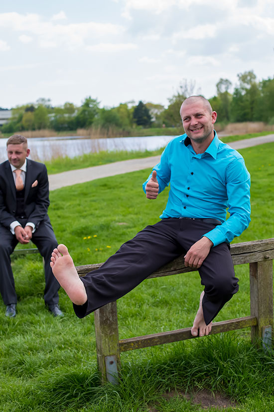 Hochzeit-in-Schloss-Gifhorn-Schlosspark-Shooting-Brautpaar-wedding-Bruder-Spaß-barfuß-Klasse-Like-Sergej-Metzger-Hochzeitsvideo-Hannover-Fotograf-Hildesheim