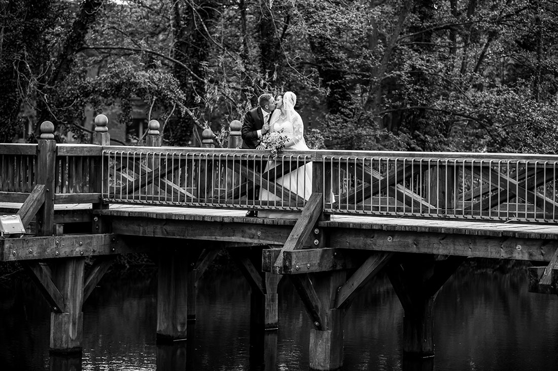 Hochzeit-in-Schloss-Gifhorn-Schlosspark-Shooting-Brautpaar-wedding-Brücke-Kuss-küssen-Schwarz-weiß-Kontrastreich-Sergej-Metzger-Hochzeitsvideo-Hannover-Fotograf-Hildesheim
