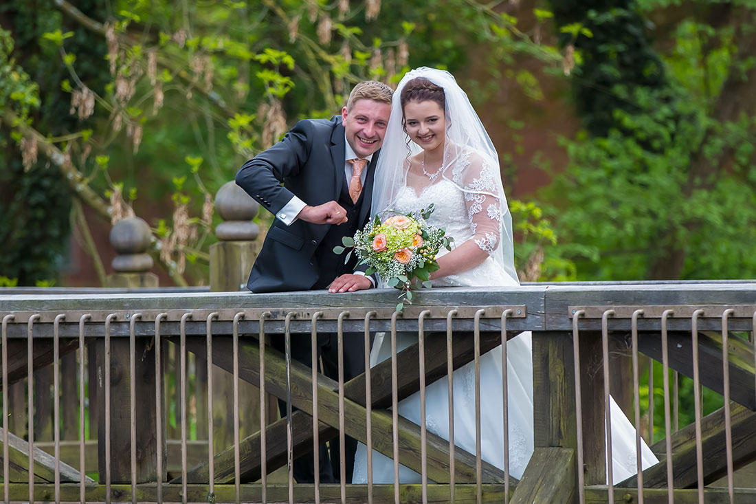 Hochzeit-in-Schloss-Gifhorn-Schlosspark-Shooting-Brautpaar-wedding-Brücke-Spaß-Freude-Sergej-Metzger-Hochzeitsvideo-Hannover-Fotograf-Hildesheim