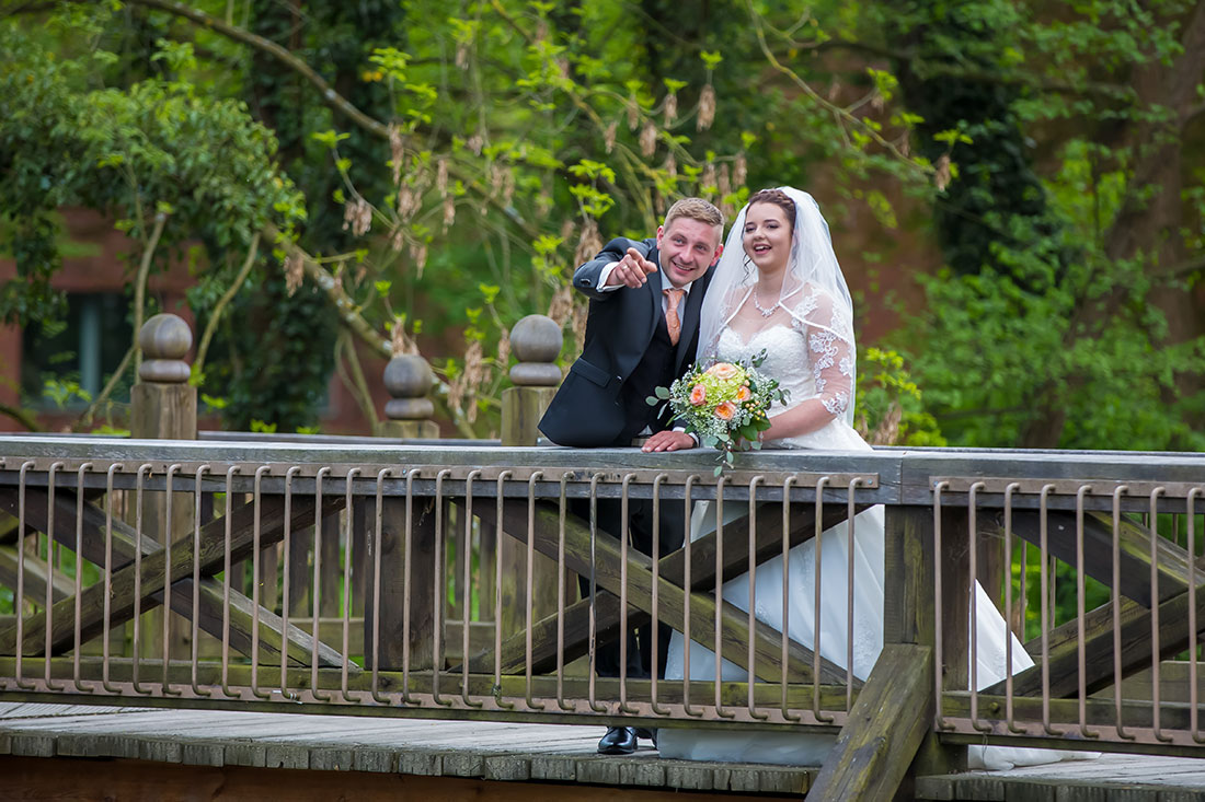 Hochzeit-in-Schloss-Gifhorn-Schlosspark-Shooting-Brautpaar-wedding-Brücke-Spaß-Freude-zeigt-Sergej-Metzger-Hochzeitsvideo-Hannover-Fotograf-Hildesheim