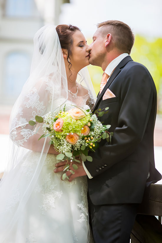 Hochzeit-in-Schloss-Gifhorn-Schlosspark-Shooting-Brautpaar-wedding-Kuss-küssen-Sergej-Metzger-Hochzeitsvideo-Hannover-Fotograf-Hildesheim