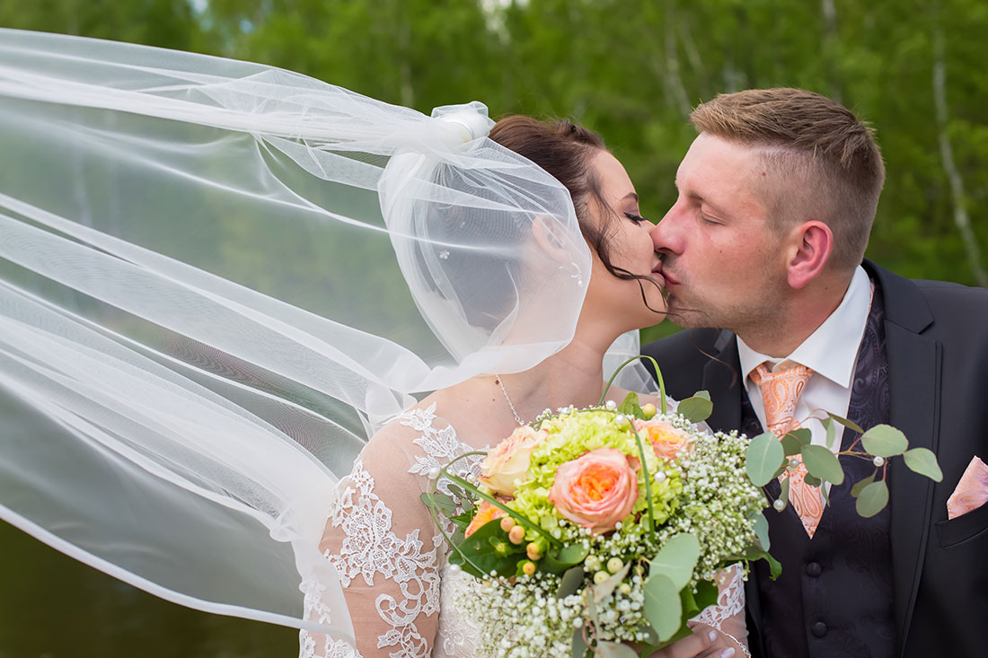 Hochzeit-in-Schloss-Gifhorn-Schlosspark-Shooting-Brautpaar-wedding-Kuss-küssen-schleier-Sergej-Metzger-Hochzeitsvideo-Hannover-Fotograf-Hildesheim