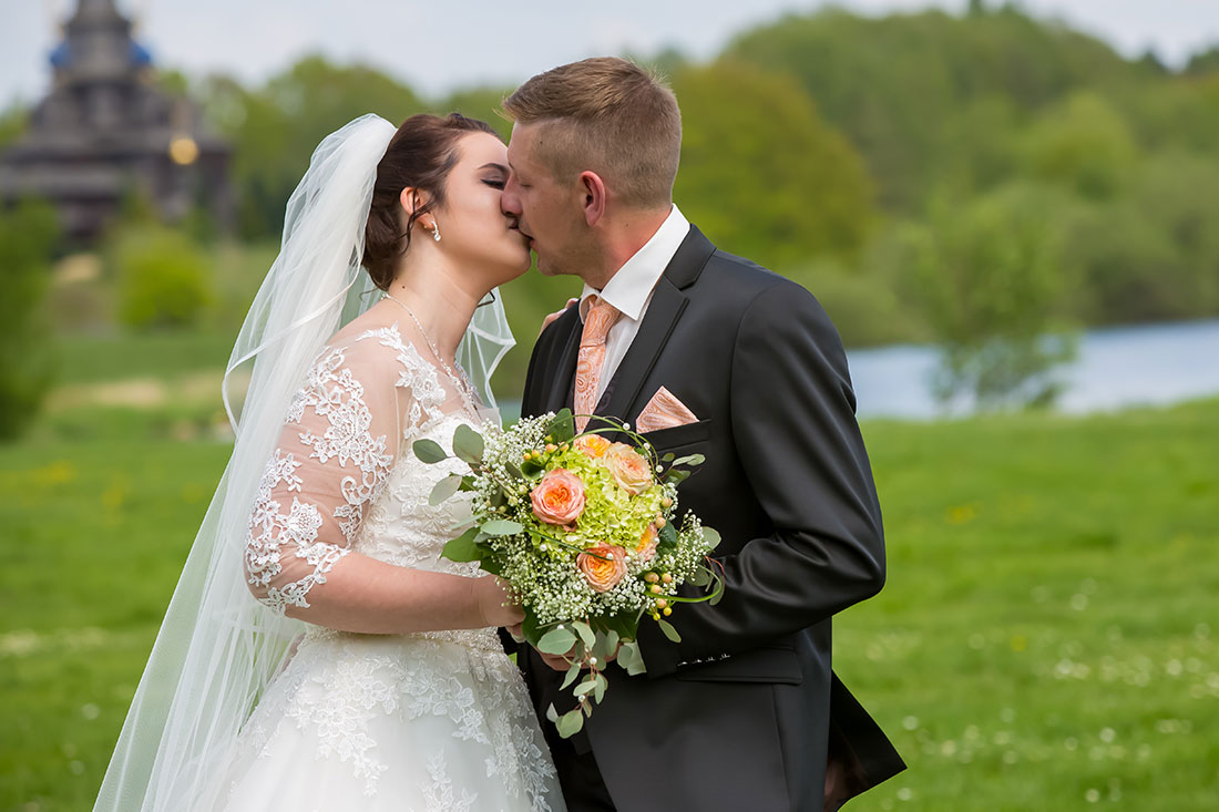 Hochzeit-in-Schloss-Gifhorn-Schlosspark-Shooting-Brautpaar-wedding-Kuss-küssen-sich-Sergej-Metzger-Hochzeitsvideo-Hannover-Fotograf-Hildesheim