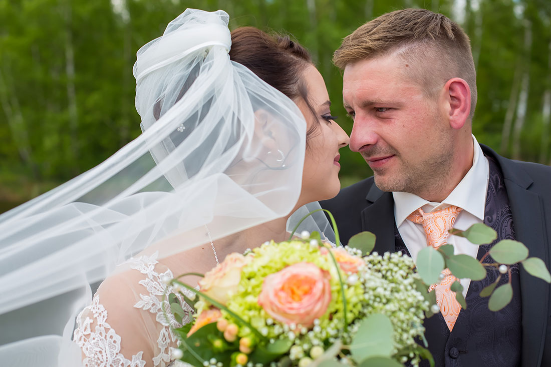 Hochzeit-in-Schloss-Gifhorn-Schlosspark-Shooting-Brautpaar-wedding-Liebe-ganz-nah-Sergej-Metzger-Hochzeitsvideo-Hannover-Fotograf-Hildesheim