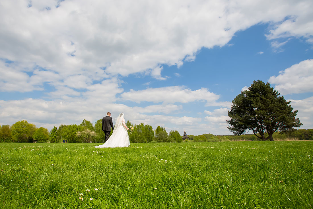 Hochzeit-in-Schloss-Gifhorn-Schlosspark-Shooting-Brautpaar-wedding-Panorama-Feld-Himmel-weitwinkel-Sergej-Metzger-Hochzeitsvideo-Hannover-Fotograf-Hildesheim