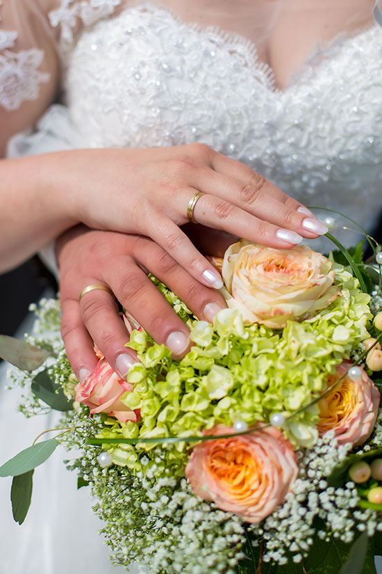 Hochzeit-in-Schloss-Gifhorn-Schlosspark-Shooting-Brautpaar-wedding-Sergej-Metzger-Hochzeitsvideo-Hannover-Fotograf-Hildesheim-Ringe-Trauringe-Blumenstrauß-Brautstrauß