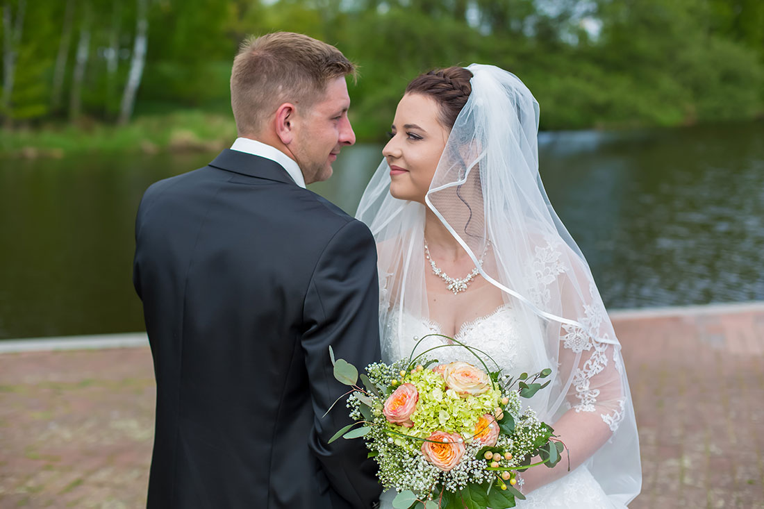 Hochzeit-in-Schloss-Gifhorn-Schlosspark-Shooting-Brautpaar-wedding-ich-liebe-dich-Sergej-Metzger-Hochzeitsvideo-Hannover-Fotograf-Hildesheim