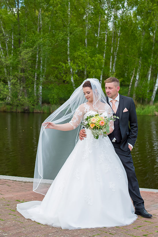 Hochzeit-in-Schloss-Gifhorn-Schlosspark-Shooting-Brautpaar-wedding-sinnlich-Schleier-Sergej-Metzger-Hochzeitsvideo-Hannover-Fotograf-Hildesheim