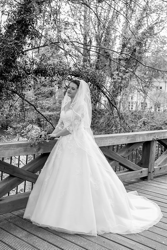 Hochzeit-in-Schloss-Gifhorn-Schlosspark-Shooting-Brücke-Schwarz-weiß-allein-wedding-Sergej-Metzger-Hochzeitsvideo-Hannover-Fotograf-Hildesheim