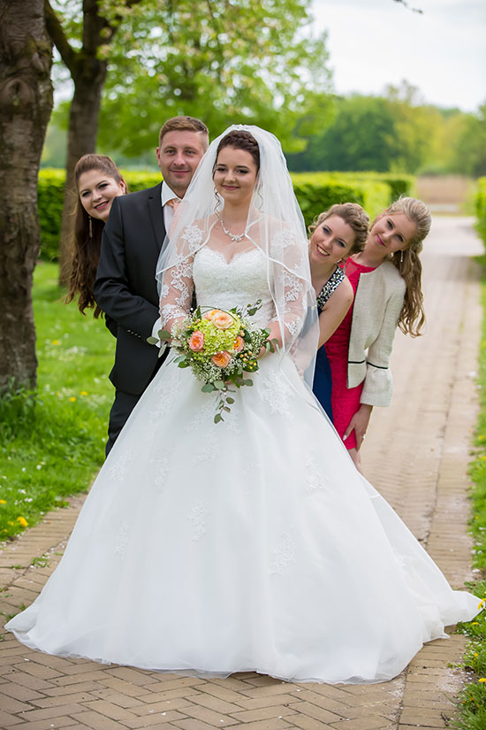 Hochzeit-in-Schloss-Gifhorn-Schlosspark-Shooting-Gruppenbild-Brautigam-Freunde-Braut-Spaß-lustiges-Hochzeitsfoto-Sergej-Metzger-Hochzeitsvideo-Hannover-Fotograf-Hildesheim