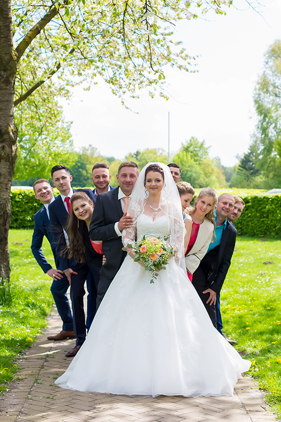 Hochzeit-in-Schloss-Gifhorn-Schlosspark-Shooting-Gruppenbild-Brautigam-alle-Freunde-Braut-Spaß-lustiges-Hochzeitsfoto-Sergej-Metzger-Hochzeitsvideo-Hannover-Fotograf-Hildesheim