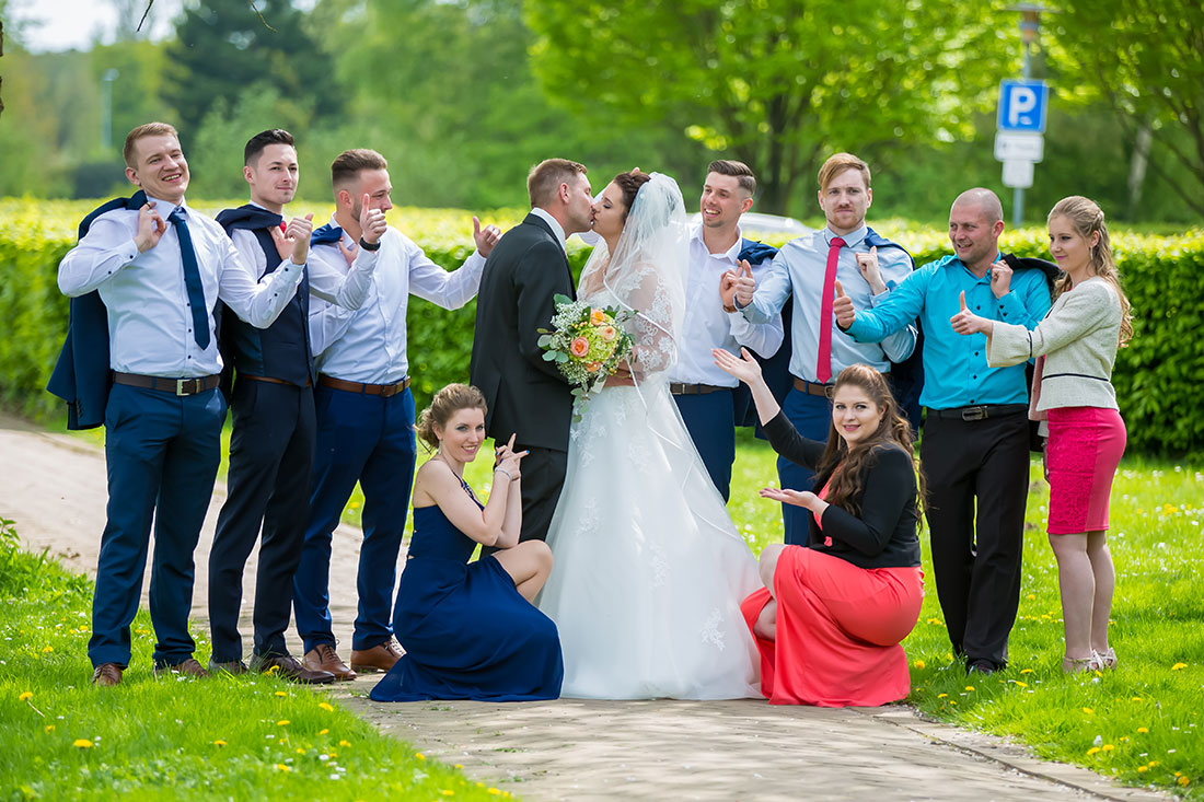 Hochzeit-in-Schloss-Gifhorn-Schlosspark-Shooting-Gruppenbild-Brautigam-mit-Freunde-Braut-mit-Freundinen-Brautpaar-küsst-sich-Sergej-Metzger-Hochzeitsvideo-Hannover-Fotograf-Hildesheim