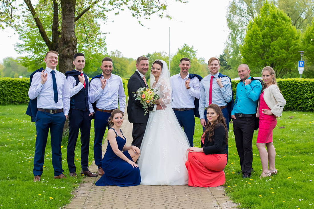 Hochzeit-in-Schloss-Gifhorn-Schlosspark-Shooting-Gruppenbild-Brautigam-mit-Freunde-Braut-mit-Freundinen-beste-Freunde-Sergej-Metzger-Hochzeitsvideo-Hannover-Fotograf-Hildesheim