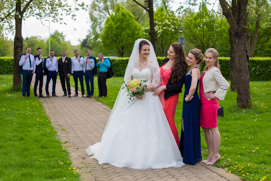 Hochzeit-in-Schloss-Gifhorn-Schlosspark-Shooting-Gruppenbild-Brautigam-mit-Freunde-Braut-mit-Freundinen-lachen-farbenfroh-Sergej-Metzger-Hochzeitsvideo-Hannover-Fotograf-Hildesheim