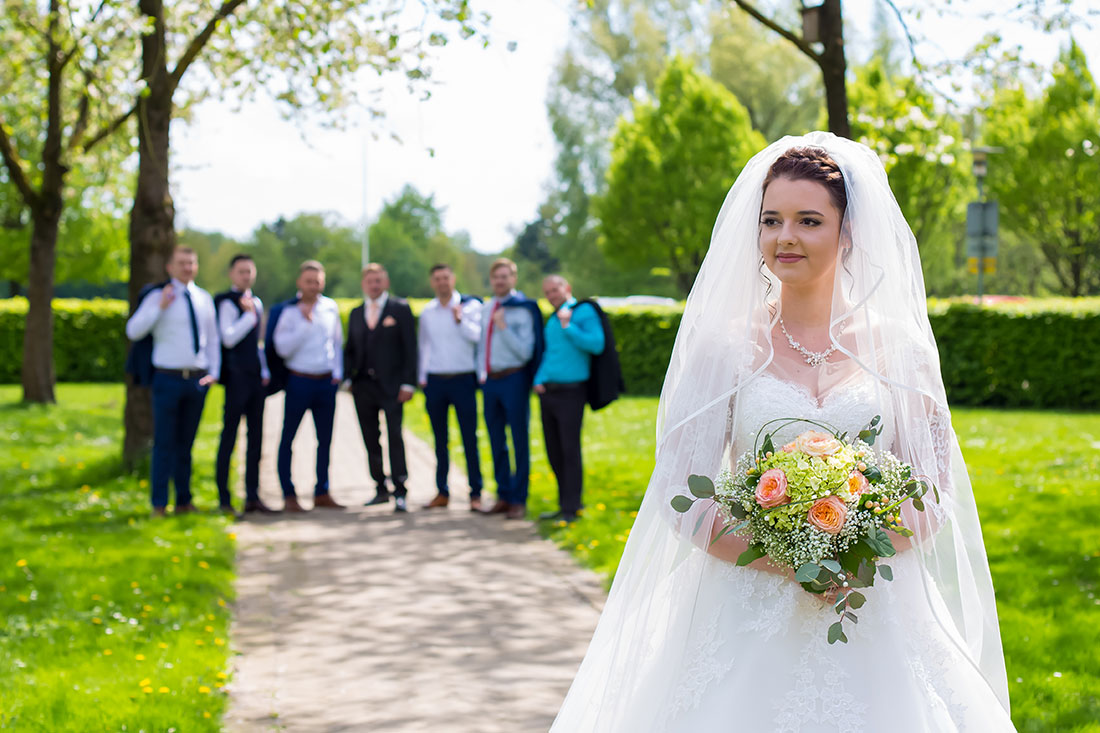 Hochzeit-in-Schloss-Gifhorn-Schlosspark-Shooting-Gruppenbild-Brautigam-mit-Freunde-Braut-versetzt-vordergrund-lachen-Sergej-Metzger-Hochzeitsvideo-Hannover-Fotograf-Hildesheim