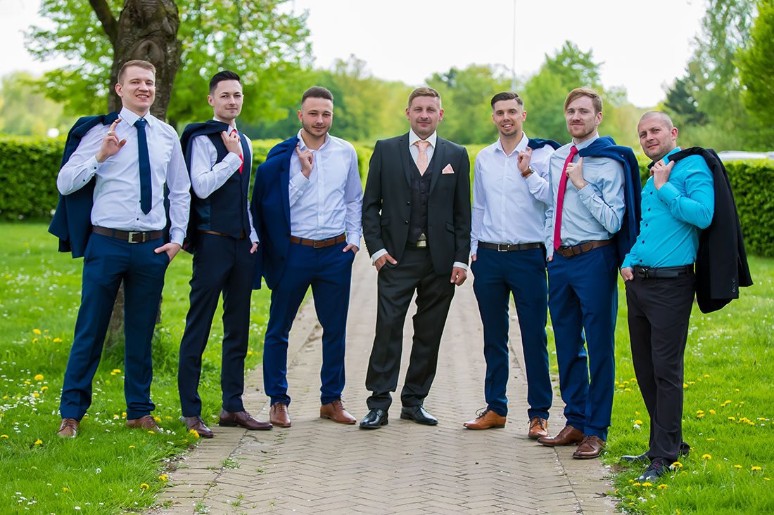 Hochzeit-in-Schloss-Gifhorn-Schlosspark-Shooting--Gruppenbild-Bräutigam-mit-Freunden-Sergej-Metzger-Hochzeitsvideo-Hannover-Fotograf-Hildesheim