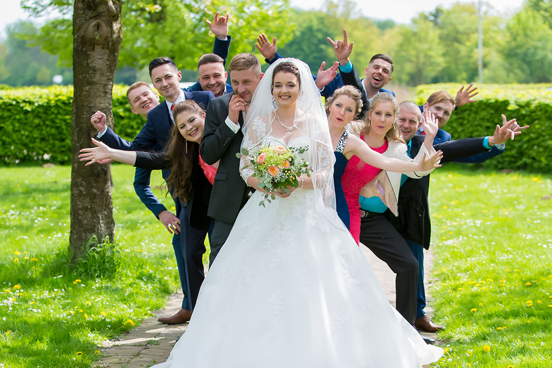 Hochzeit-in-Schloss-Gifhorn-Schlosspark-Shooting-Gruppenbild-beste-Freunde-ever-Spaß-lustiges-Hochzeitsbild-Sergej-Metzger-Hochzeitsvideo-Hannover-Fotograf-Hildesheim