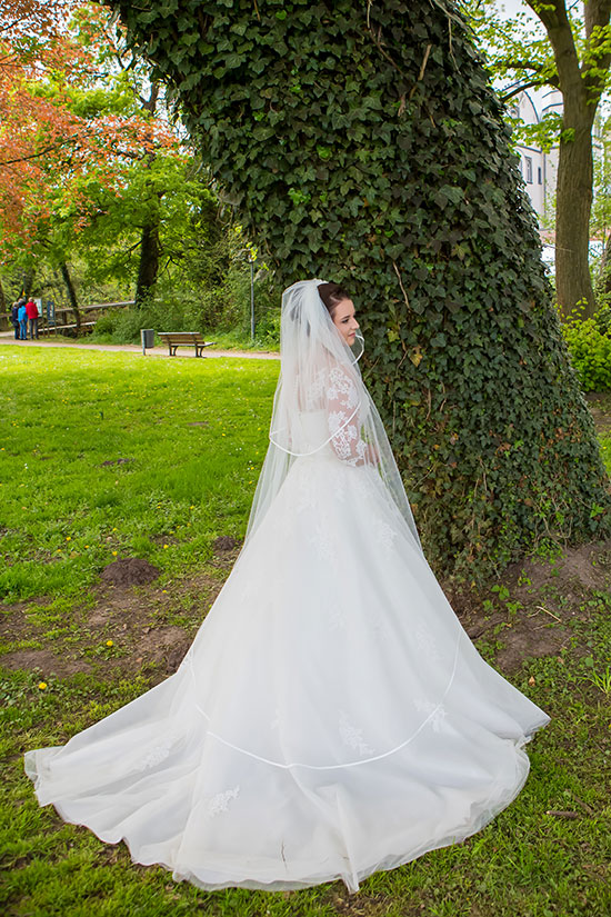 Hochzeit-in-Schloss-Gifhorn-Schlosspark-Shooting-Hochzeitskleid-Schleier-Schleppe-schneeweiß-wedding-Sergej-Metzger-Hochzeitsvideo-Hannover-Fotograf-Hildesheim