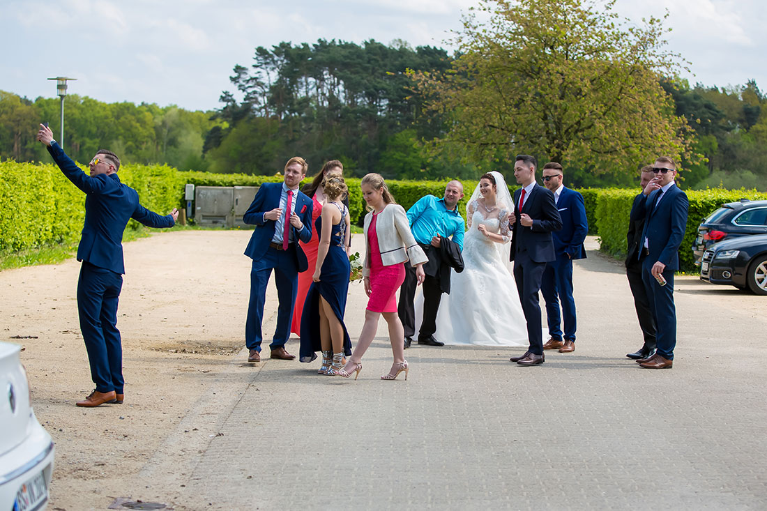 Hochzeit-in-Schloss-Gifhorn-Schlosspark-Shooting-Selfie-Gruppenselfie-Raucherpause-Sergej-Metzger-Hochzeitsvideo-Hannover-Fotograf-Hildesheim