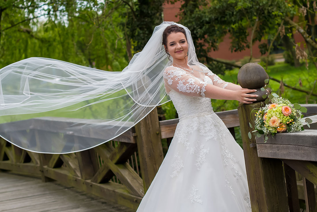 Hochzeit-in-Schloss-Gifhorn-Schlosspark-Shooting-langer-fliegender-Schleier-Blumenstrauß-Brücke-Sergej-Metzger-Hochzeitsvideo-Hannover-Fotograf-Hildesheim