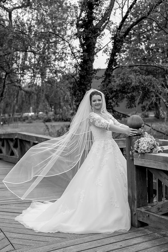 Hochzeit-in-Schloss-Gifhorn-Schlosspark-Shooting-langer-fliegender-Schleier-Brücke-Schwarz-weiß-Sergej-Metzger-Hochzeitsvideo-Hannover-Fotograf-Hildesheim