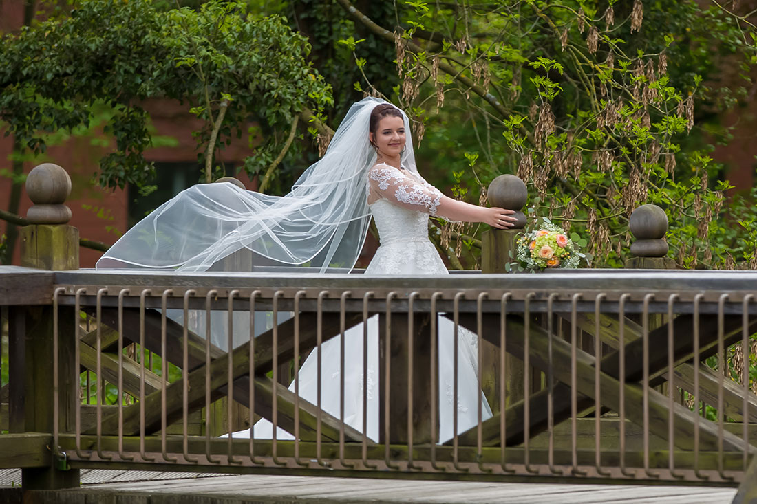 Hochzeit-in-Schloss-Gifhorn-Schlosspark-Shooting-langer-fliegender-Schleier-Brücke-Sergej-Metzger-Hochzeitsvideo-Hannover-Fotograf-Hildesheim