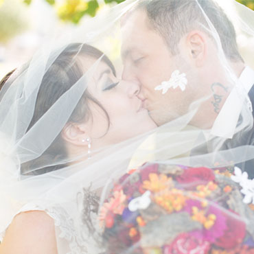 Hochzeit in Bürgstadt September Bürgerzentrum Mittelmühle Fotografin Natalja Frei Videograf Sergej MetzgerKuss unter dem Schleier