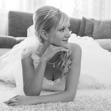 Hochzeit in Kempten Getting Ready der Braut fertige Frisur und MackeUp Fotograf Natalja Frei Videograf Sergej Metzger