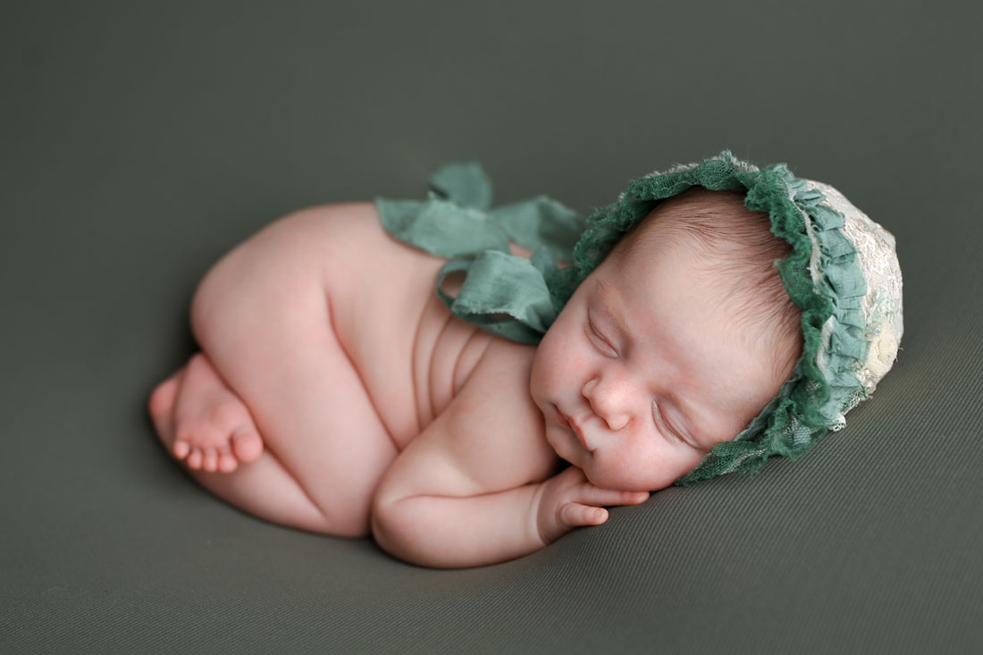 baby-babyfotograf-hildesheim-diekholzen-alfeld-sibbesse-natalja-frei-babyfotograf-babygirl-maedchen-babyfotoshooting-neugeborene-newborn-babymuetz