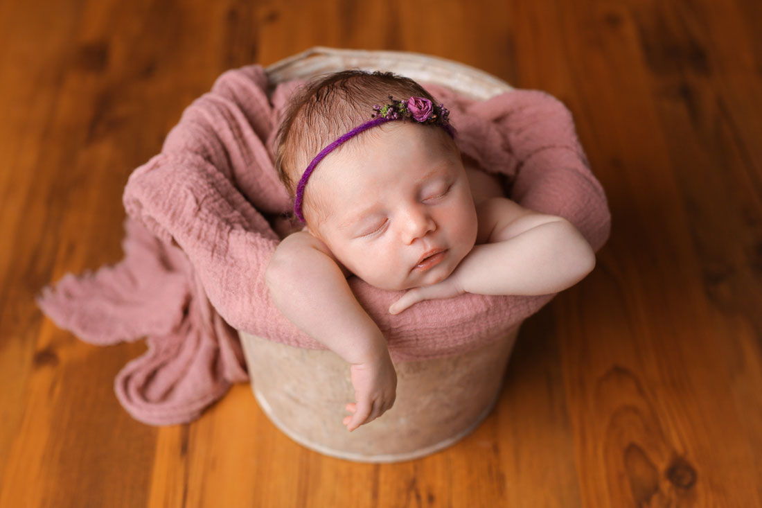 baby-babyfotograf-hildesheim-hannover-harsum-emmerke-sarstedt-natalja-frei-babyfotograf-babygirl-maedchen-babyfotoshooting-neugeborene-newborn-blumenkran