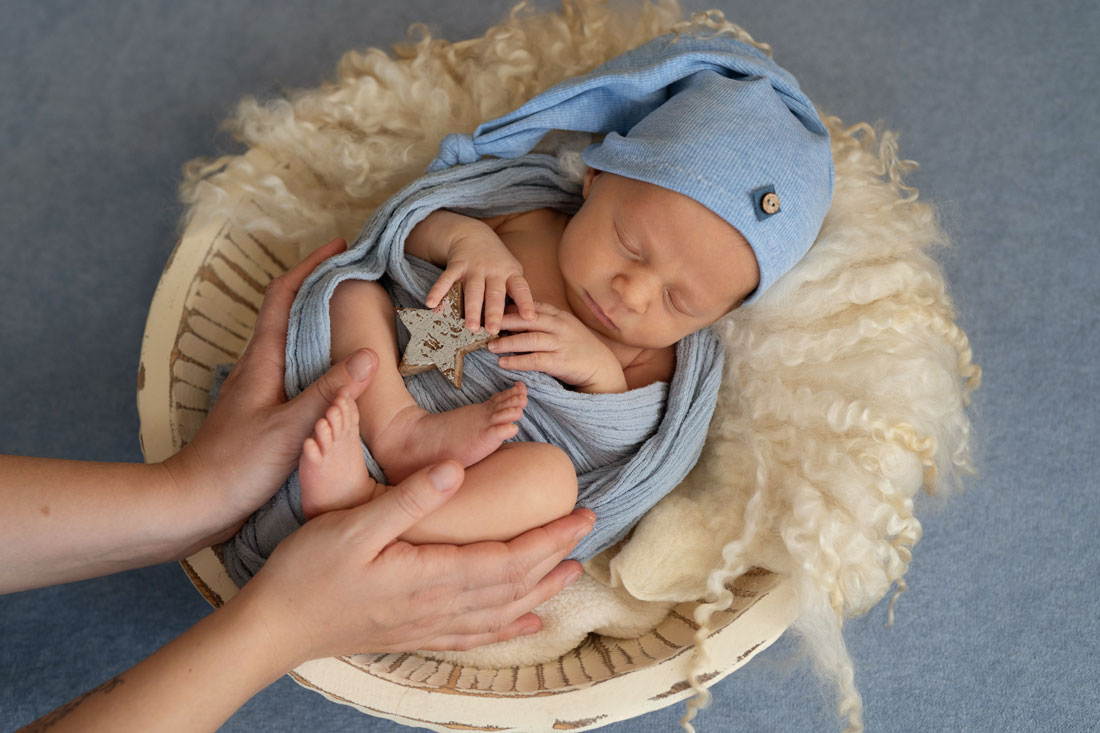 baby-babyfotograf-hildesheim-hannover-natalja-frei-familienfotograf-babyschale-mamas-haende-mutter-junge-babyboy-babyjunge-babyfotoshooting-neugeborene-newborn.jpg